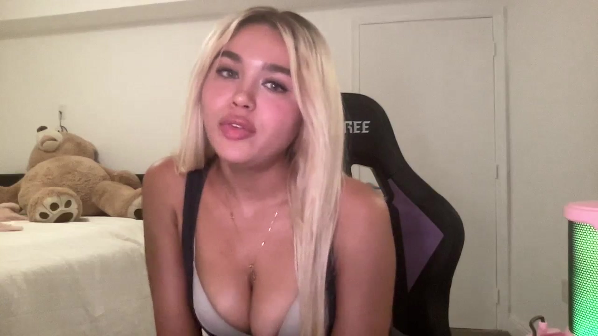 Gallery image thumbnail from sincerelypeny's myfreecams stream on, 08/20/2023, 01:11 image 7 of 20