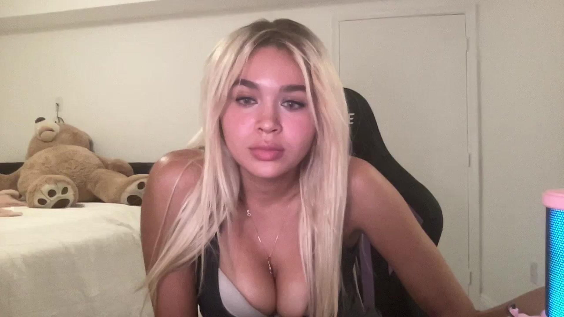 Gallery image thumbnail from sincerelypeny's myfreecams stream on, 08/20/2023, 01:11 image 19 of 20