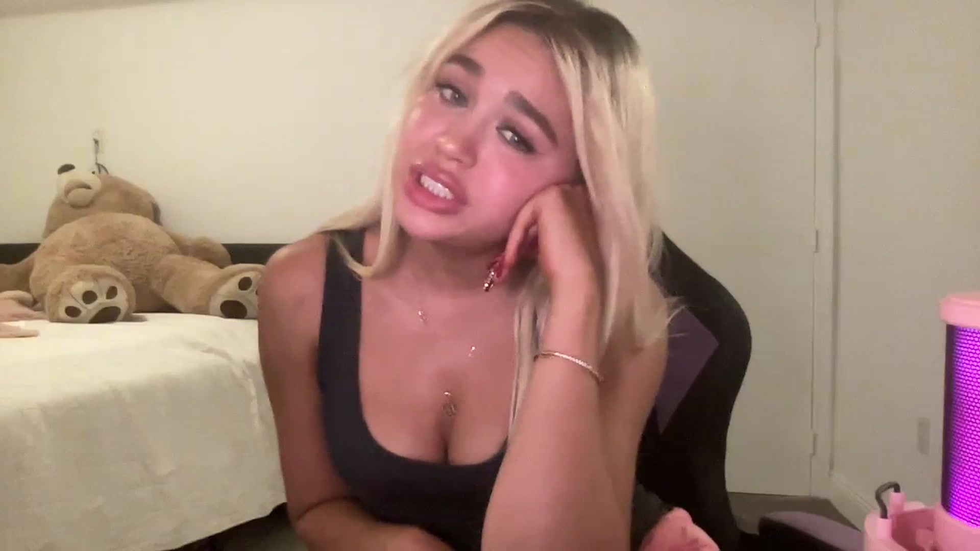 Gallery image thumbnail from sincerelypeny's myfreecams stream on, 08/20/2023, 01:11 image 6 of 20