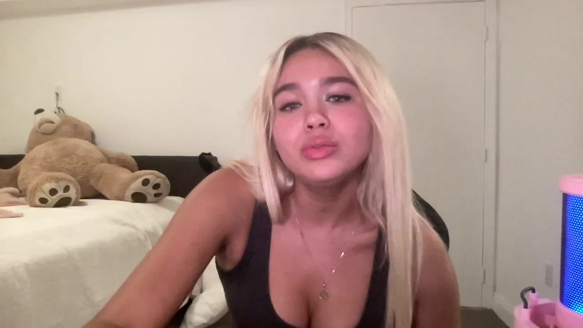 Gallery image thumbnail from sincerelypeny's myfreecams stream on, 08/20/2023, 01:11 image 5 of 20