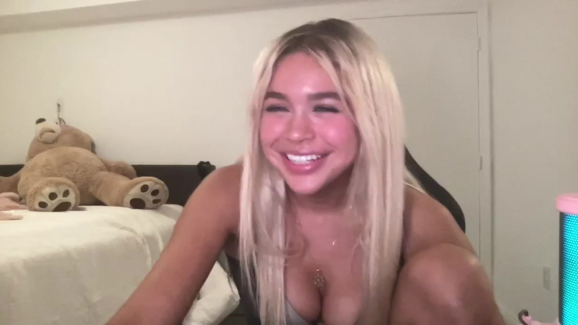 Gallery image thumbnail from sincerelypeny's myfreecams stream on, 08/20/2023, 01:30 image 16 of 20