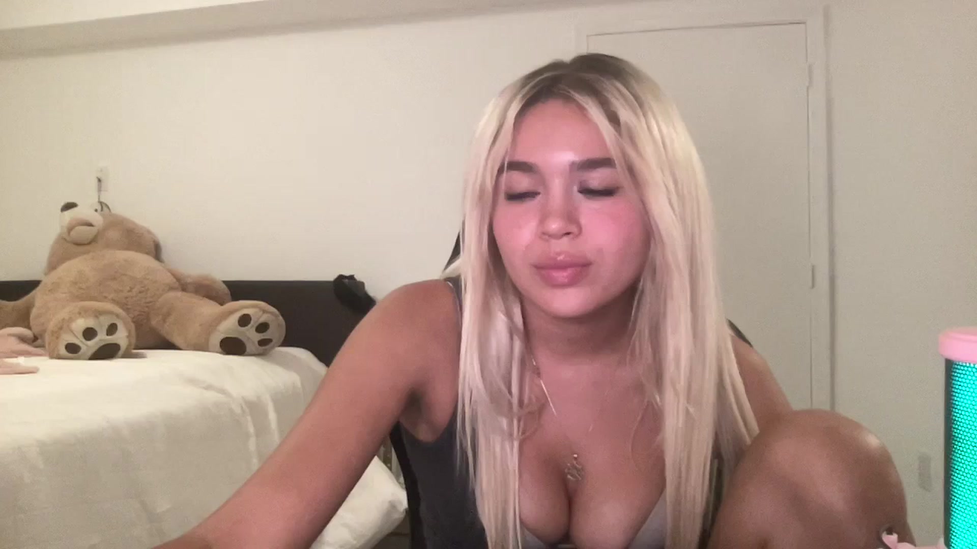 Gallery image thumbnail from sincerelypeny's myfreecams stream on, 08/20/2023, 01:30 image 1 of 20