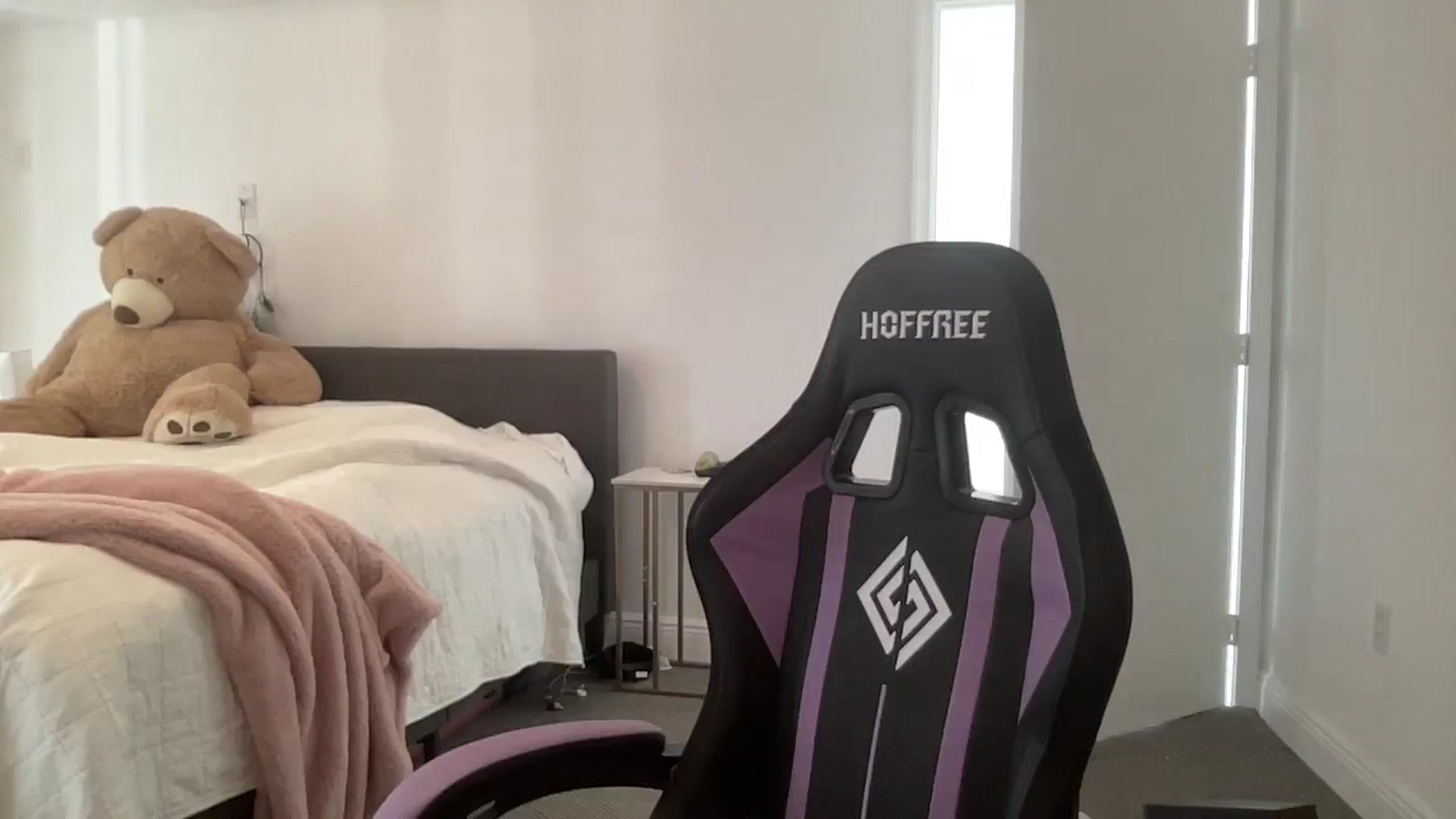 Gallery image thumbnail from sincerelypeny's myfreecams stream on, 08/22/2023, 19:44 image 8 of 20