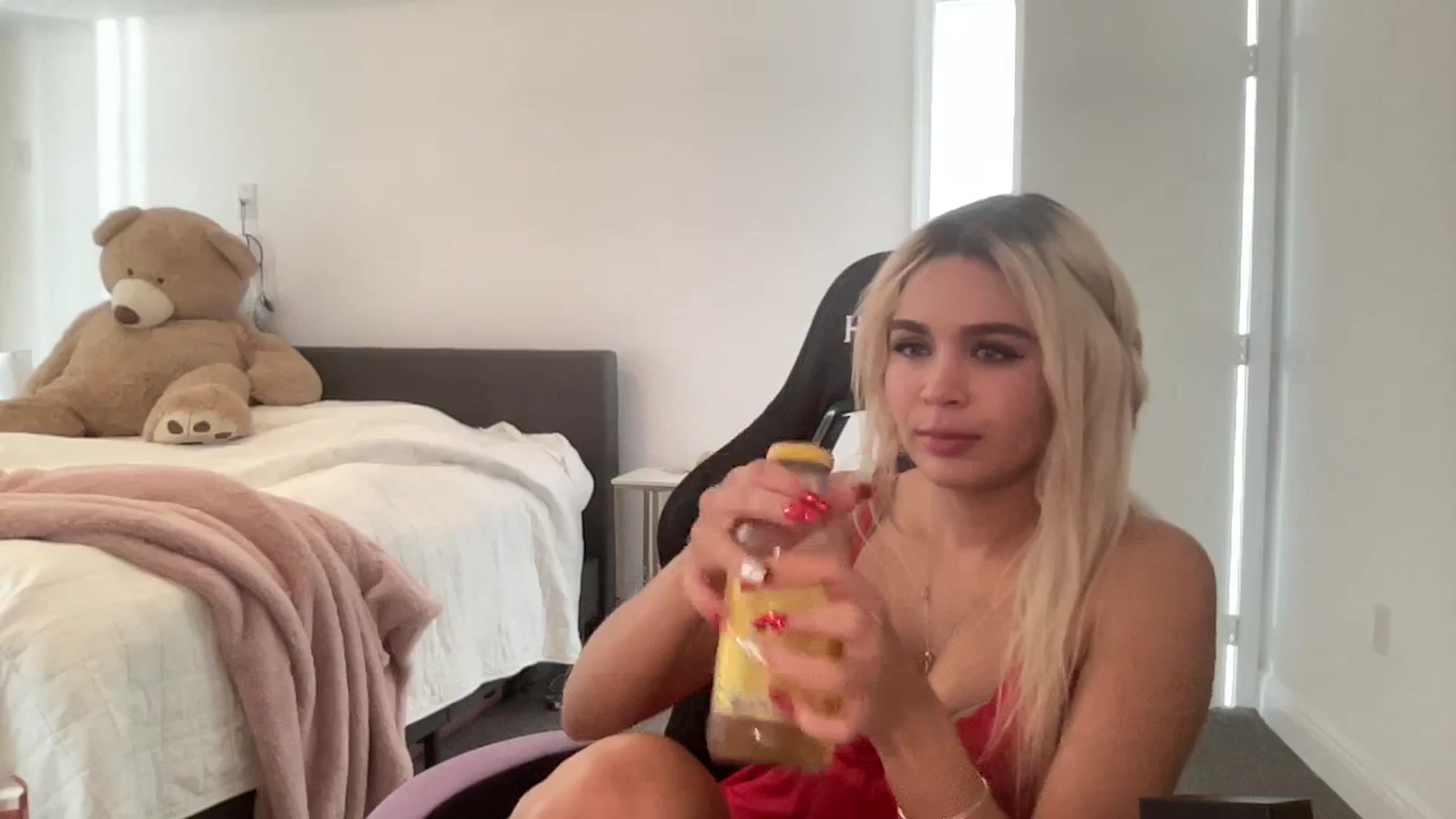 Gallery image thumbnail from sincerelypeny's myfreecams stream on, 08/22/2023, 19:44 image 13 of 20