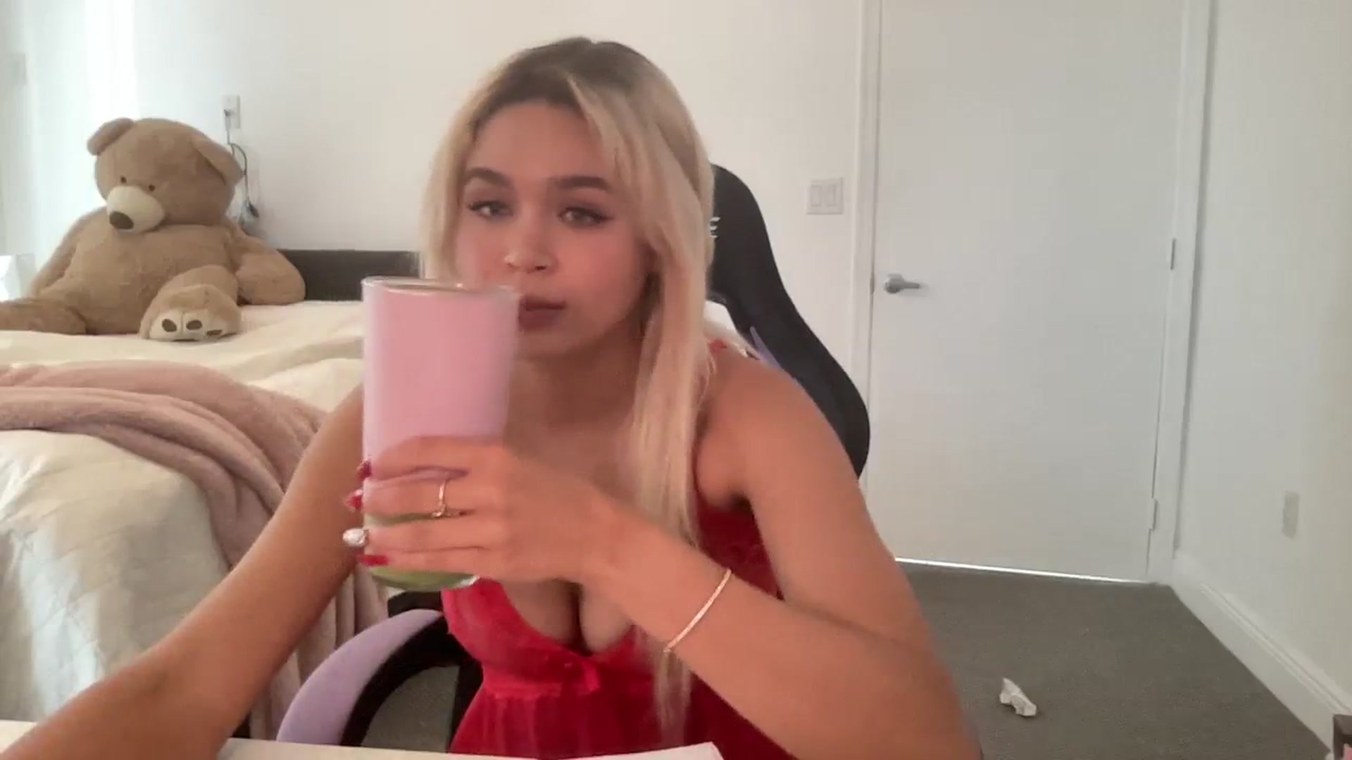 Gallery image thumbnail from sincerelypeny's myfreecams stream on, 08/22/2023, 20:41 image 19 of 20