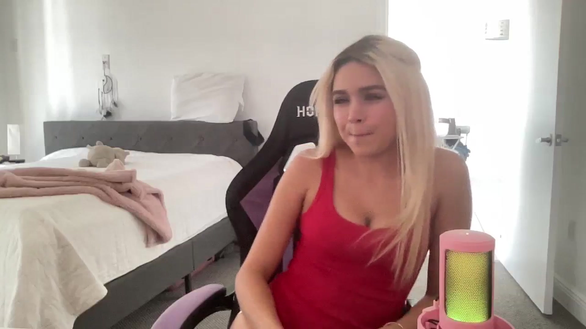 Gallery image thumbnail from sincerelypeny's myfreecams stream on, 08/23/2023, 19:40 image 18 of 20
