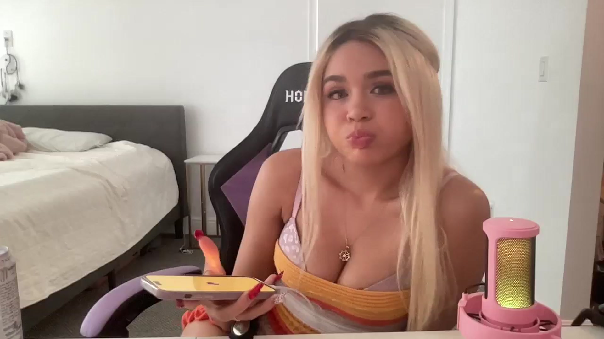 Gallery image thumbnail from sincerelypeny's myfreecams stream on, 08/24/2023, 20:56 image 17 of 20