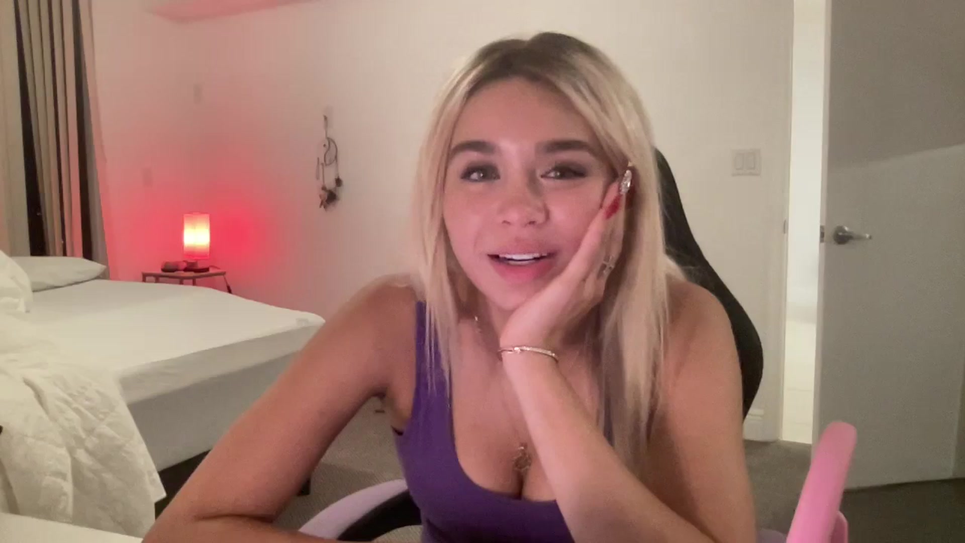 Gallery image thumbnail from sincerelypeny's myfreecams stream on, 08/25/2023, 03:35 image 20 of 20
