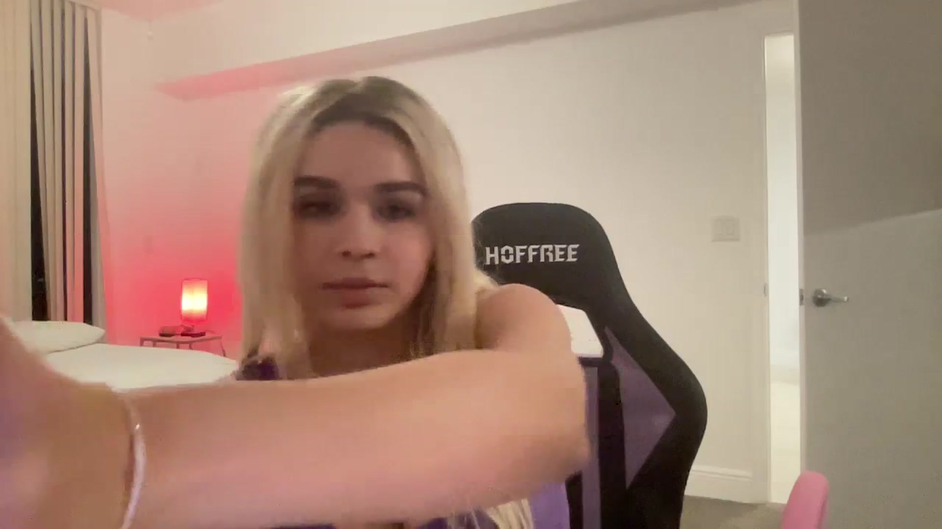 Gallery image thumbnail from sincerelypeny's myfreecams stream on, 08/25/2023, 03:35 image 15 of 20