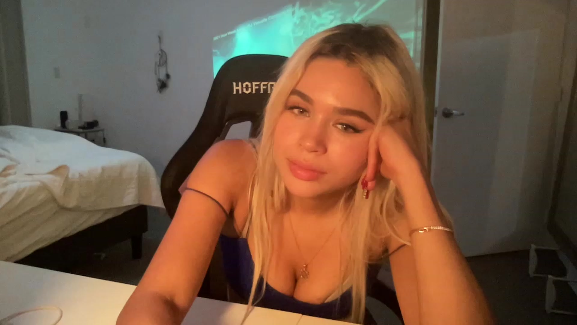 Gallery image thumbnail from sincerelypeny's myfreecams stream on, 08/27/2023, 03:45 image 9 of 20