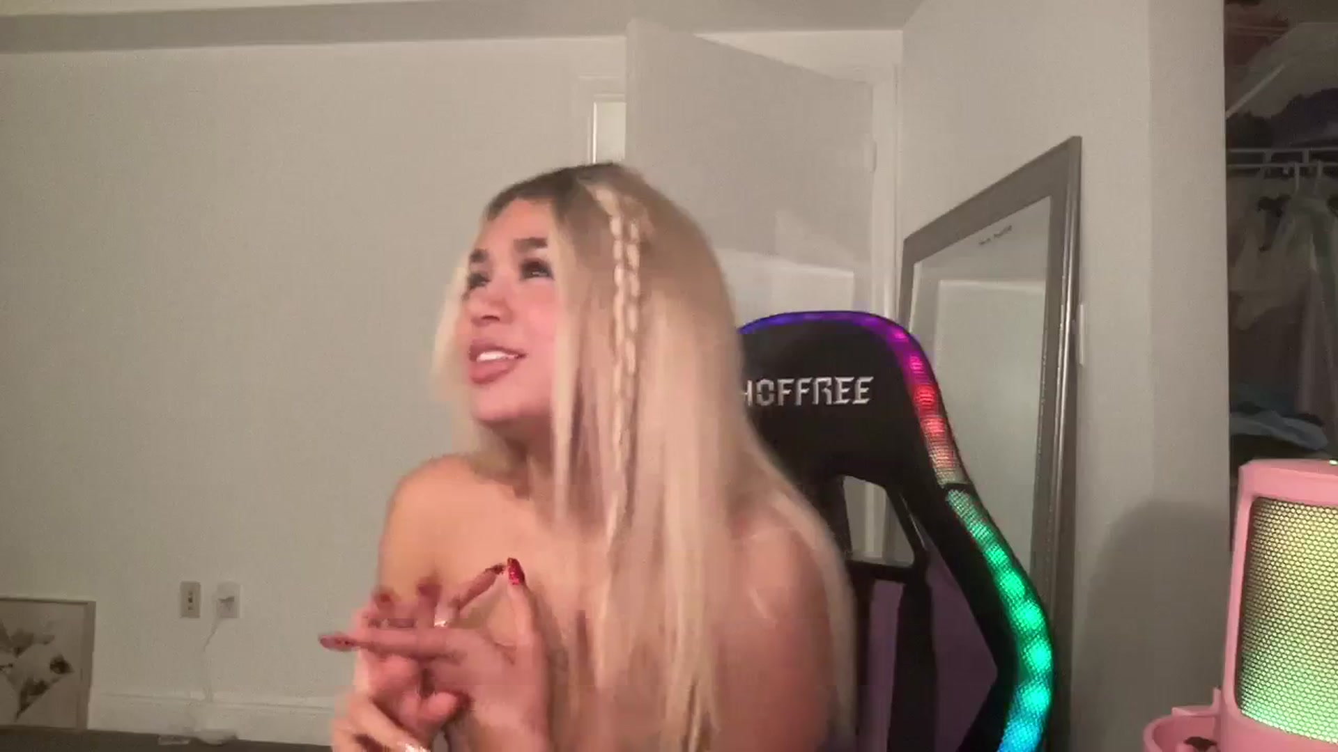Gallery image thumbnail from sincerelypeny's myfreecams stream on, 08/29/2023, 05:53 image 8 of 20