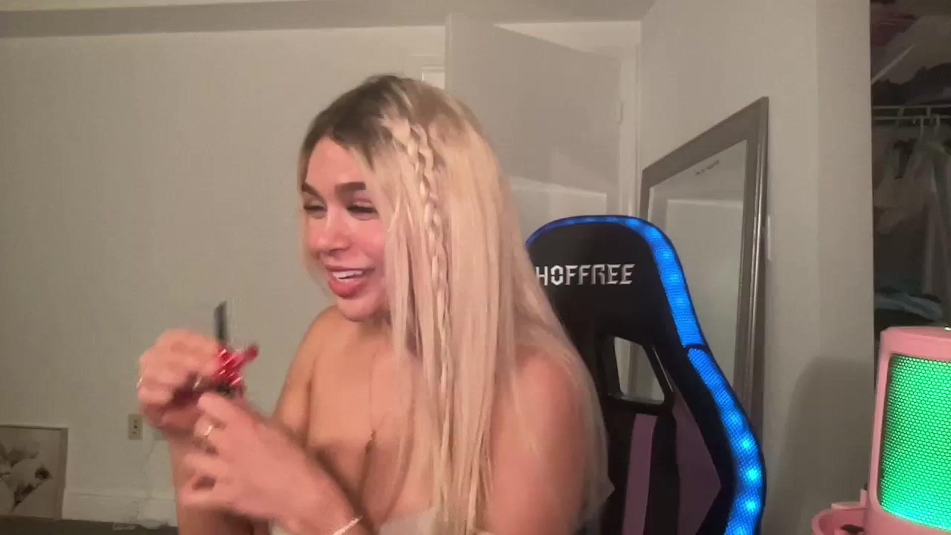Gallery image thumbnail from sincerelypeny's myfreecams stream on, 08/29/2023, 05:53 image 5 of 20