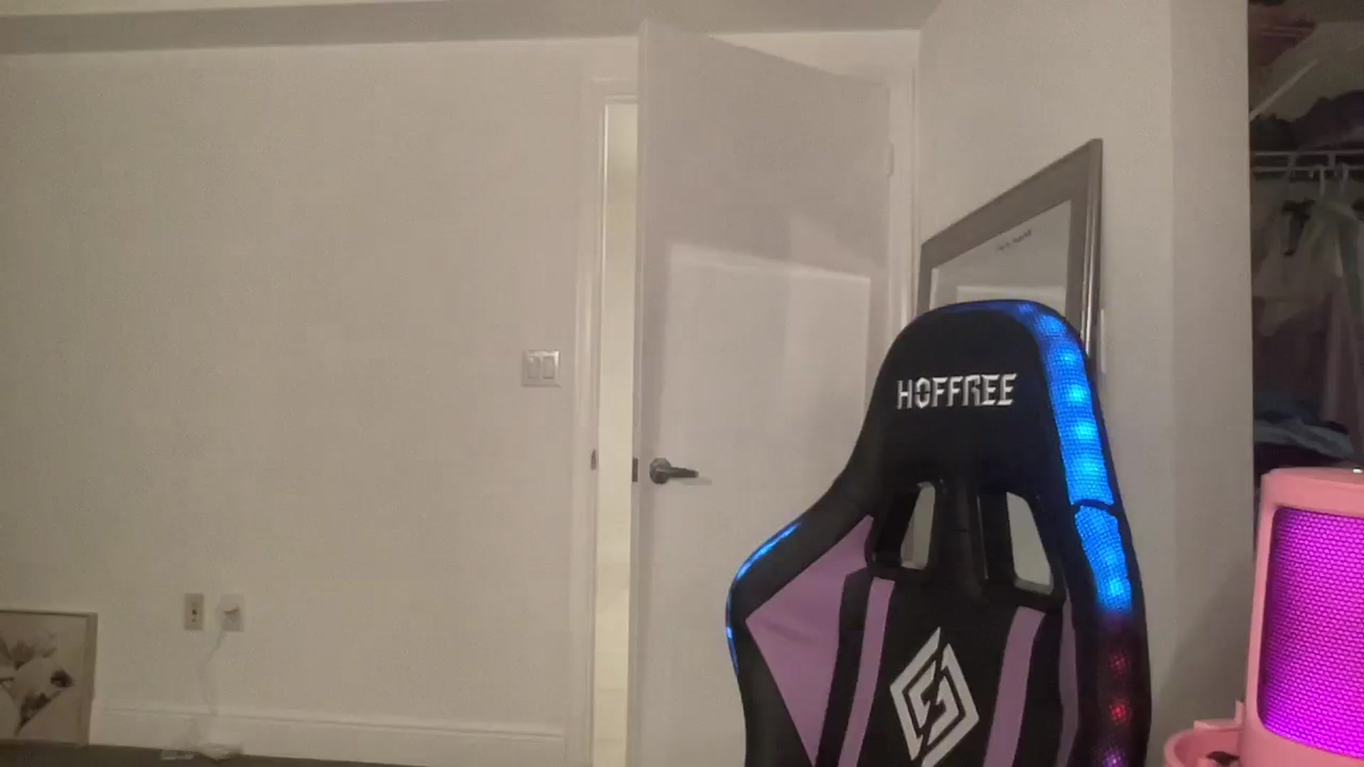 Gallery image thumbnail from sincerelypeny's myfreecams stream on, 08/29/2023, 05:53 image 19 of 20