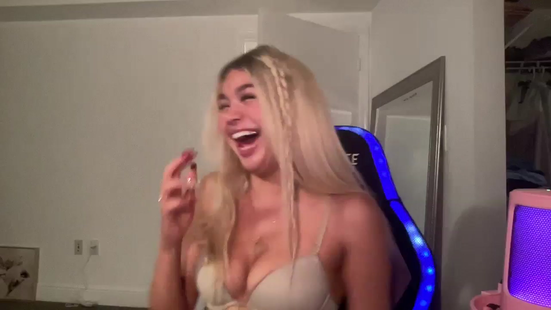 Gallery image thumbnail from sincerelypeny's myfreecams stream on, 08/29/2023, 05:53 image 1 of 20