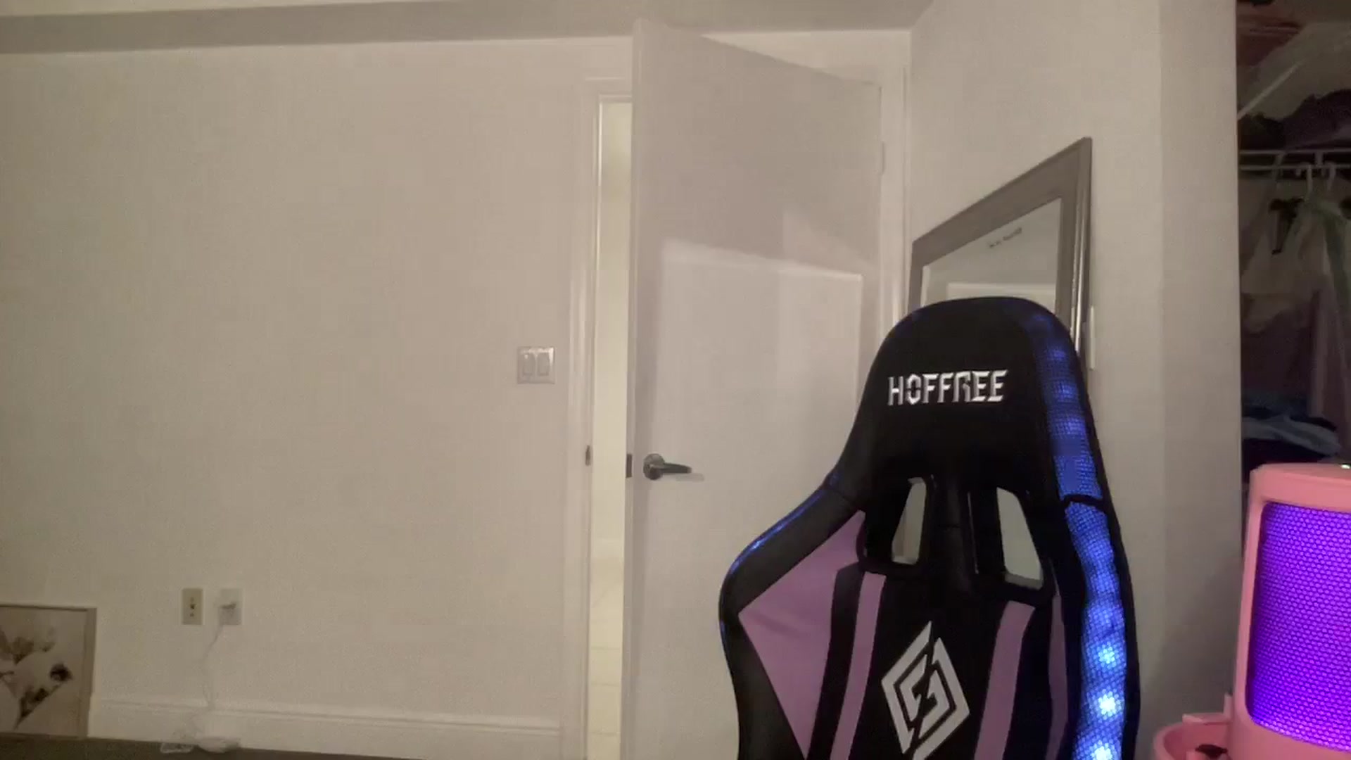 Gallery image thumbnail from sincerelypeny's myfreecams stream on, 08/29/2023, 05:53 image 14 of 20