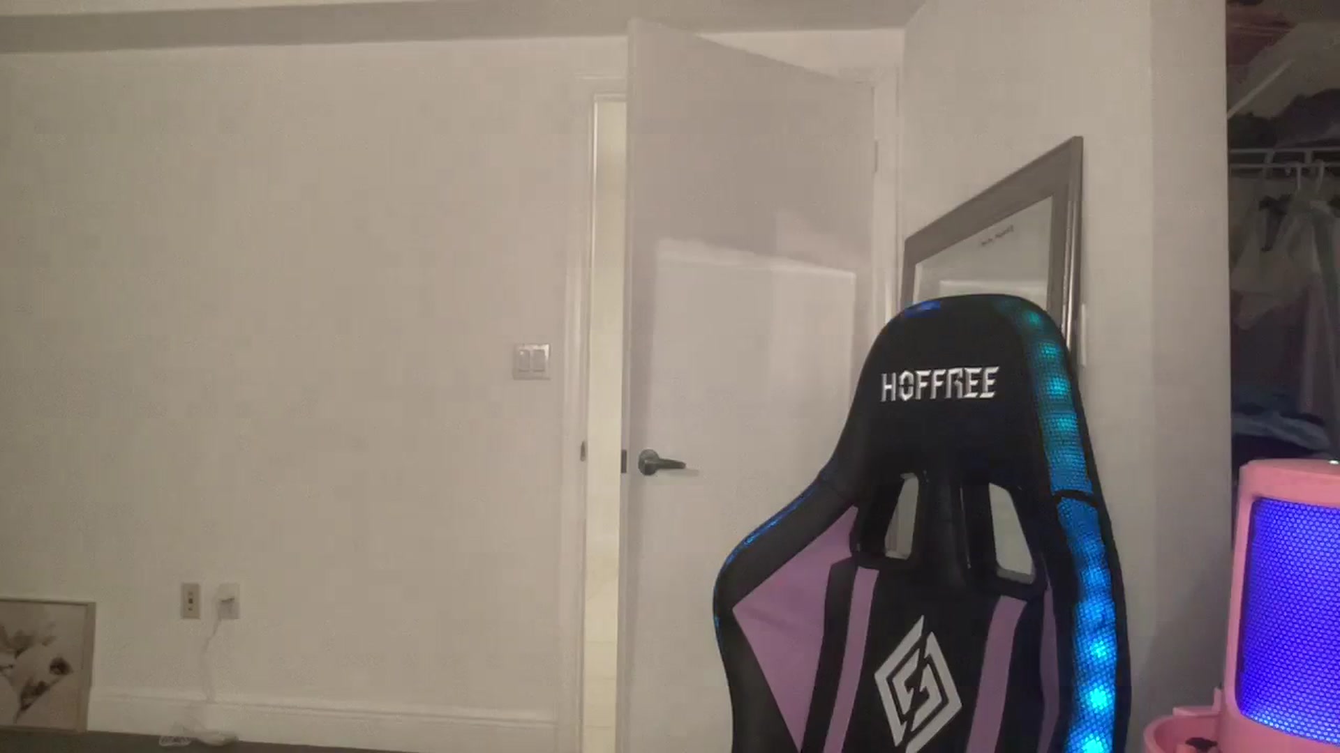 Gallery image thumbnail from sincerelypeny's myfreecams stream on, 08/29/2023, 05:53 image 17 of 20