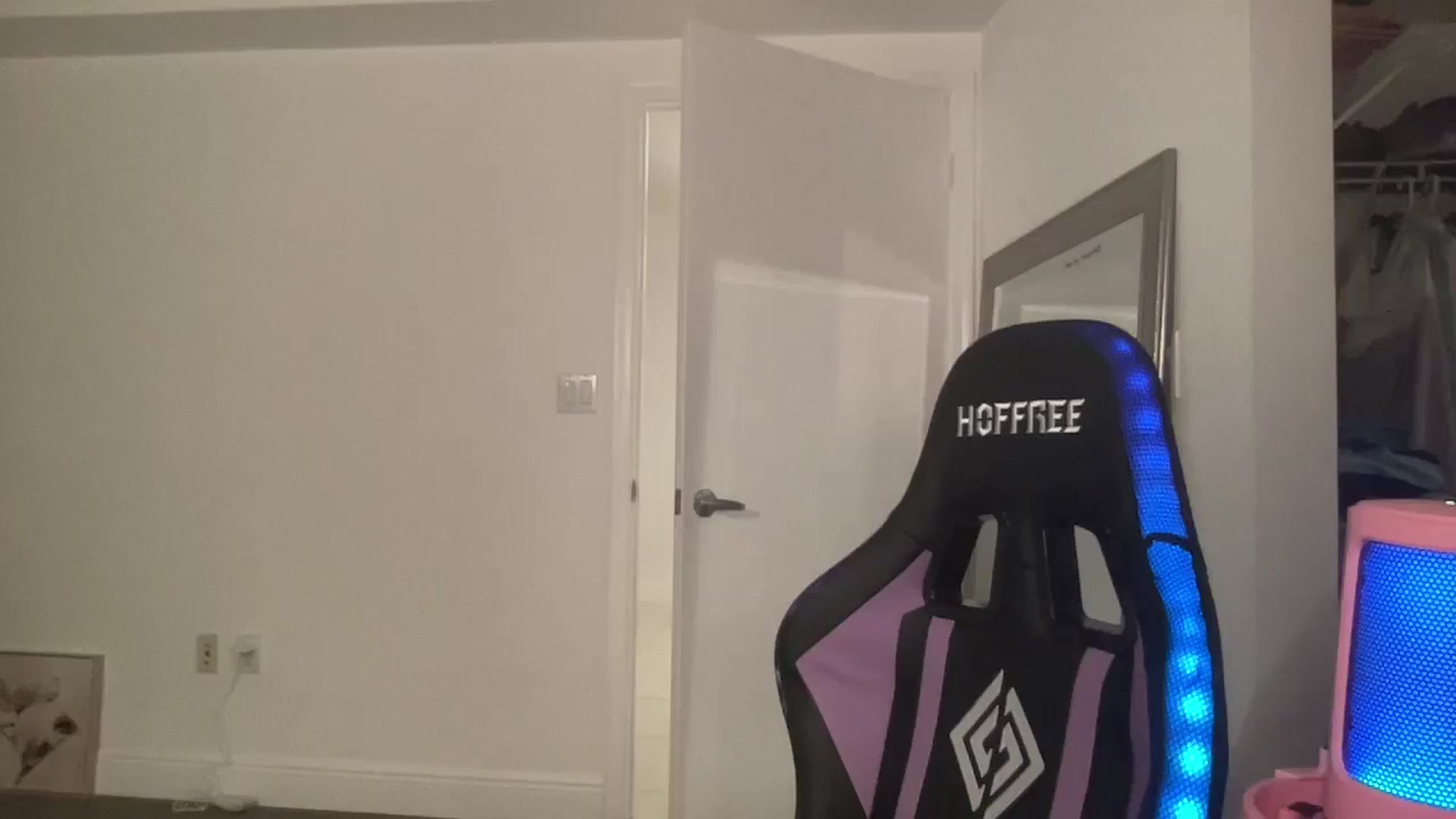 Gallery image thumbnail from sincerelypeny's myfreecams stream on, 08/29/2023, 05:53 image 12 of 20