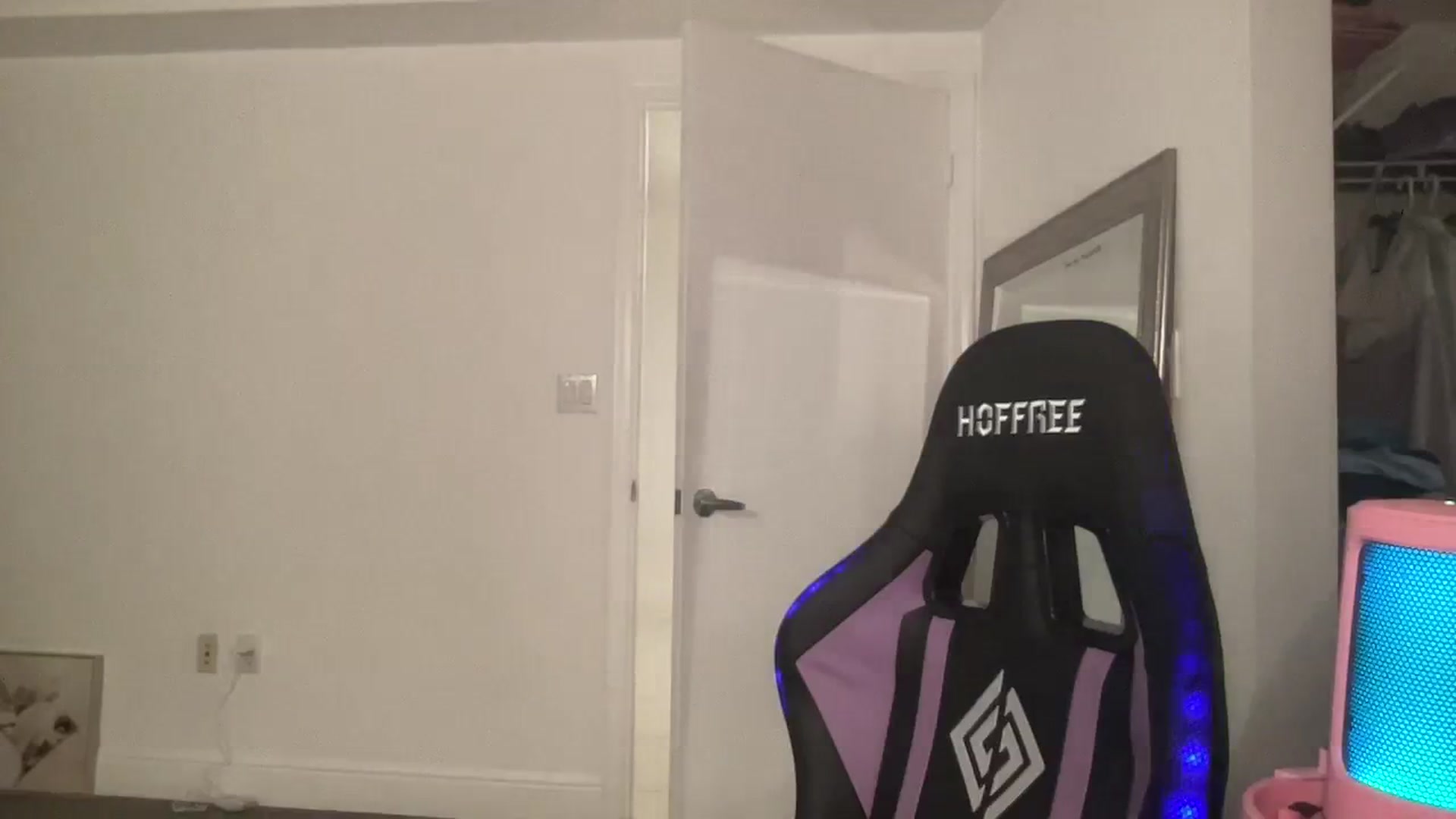 Gallery image thumbnail from sincerelypeny's myfreecams stream on, 08/29/2023, 05:53 image 15 of 20