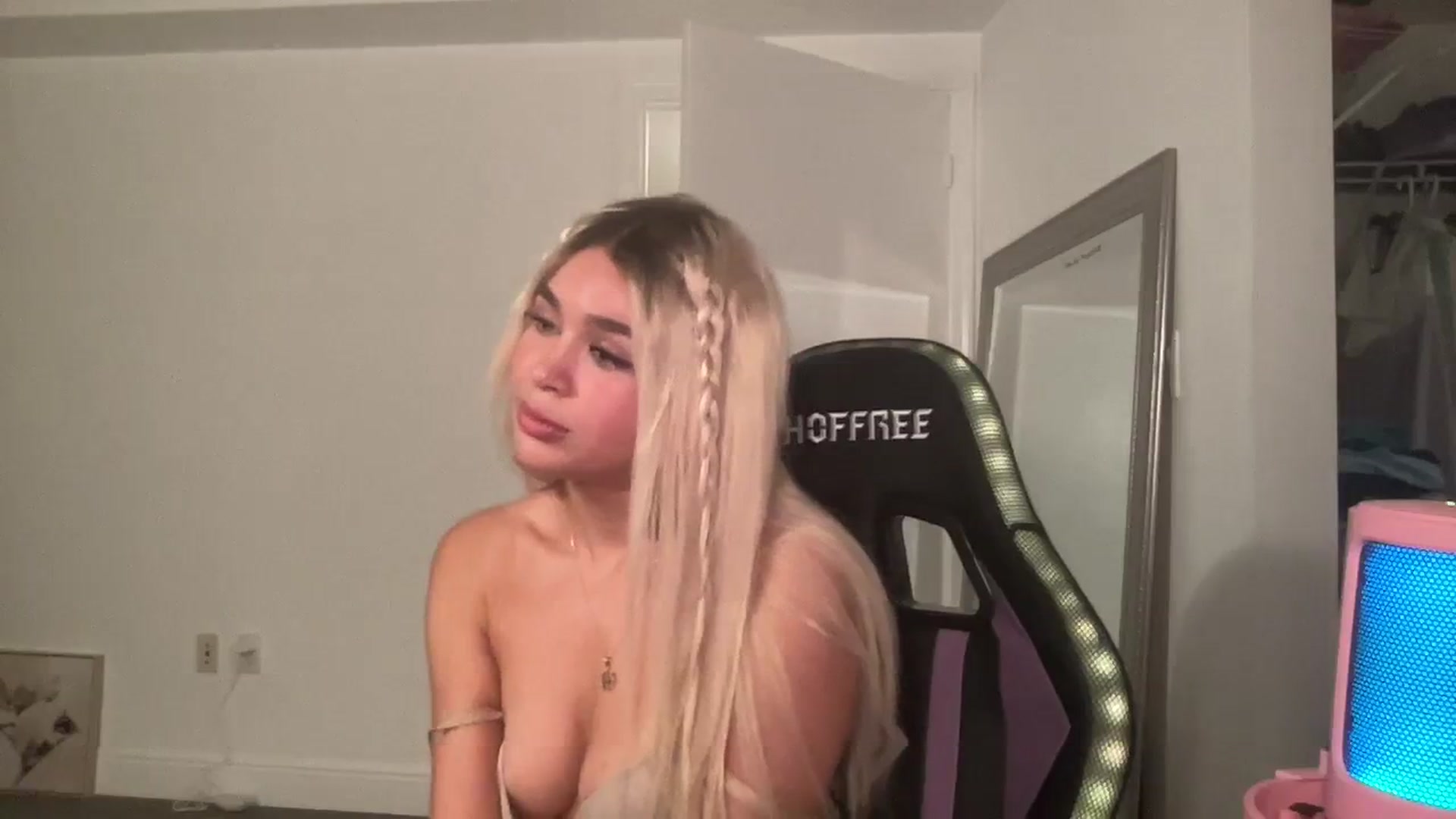 Gallery image thumbnail from sincerelypeny's myfreecams stream on, 08/29/2023, 05:53 image 7 of 20