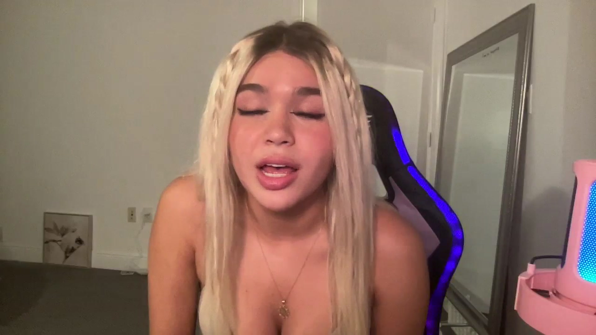 Gallery image thumbnail from sincerelypeny's myfreecams stream on, 08/29/2023, 06:33 image 5 of 20