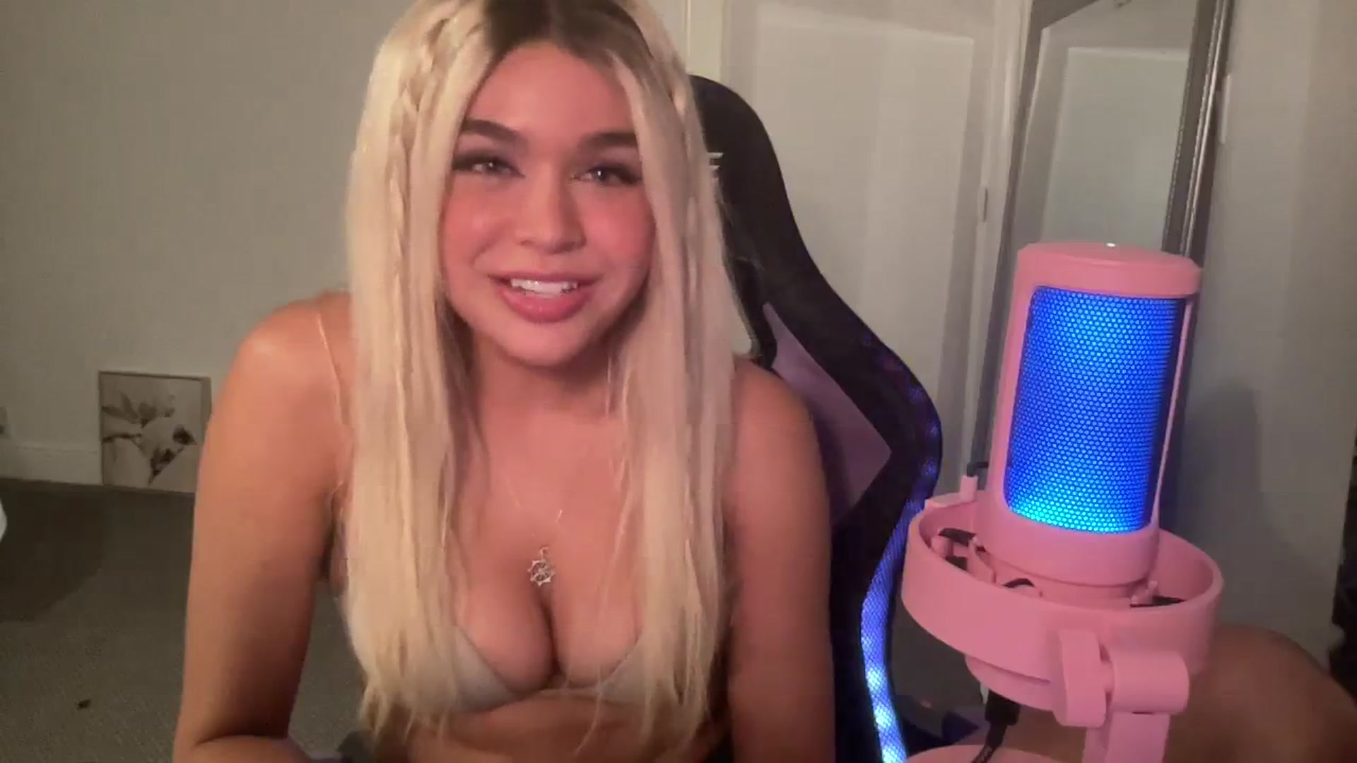 Gallery image thumbnail from sincerelypeny's myfreecams stream on, 08/29/2023, 07:25 image 9 of 20