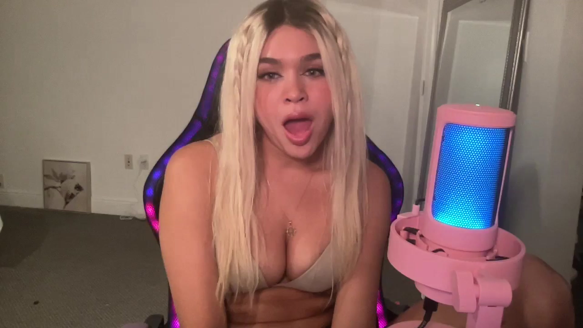 Gallery image thumbnail from sincerelypeny's myfreecams stream on, 08/29/2023, 07:25 image 7 of 20