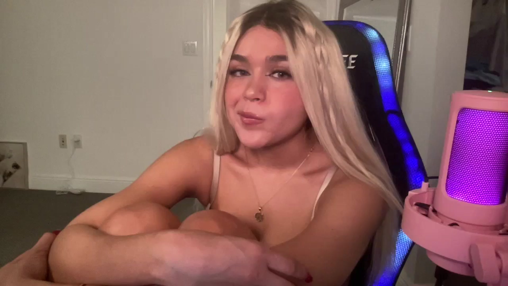 Gallery image thumbnail from sincerelypeny's myfreecams stream on, 08/29/2023, 07:25 image 17 of 20