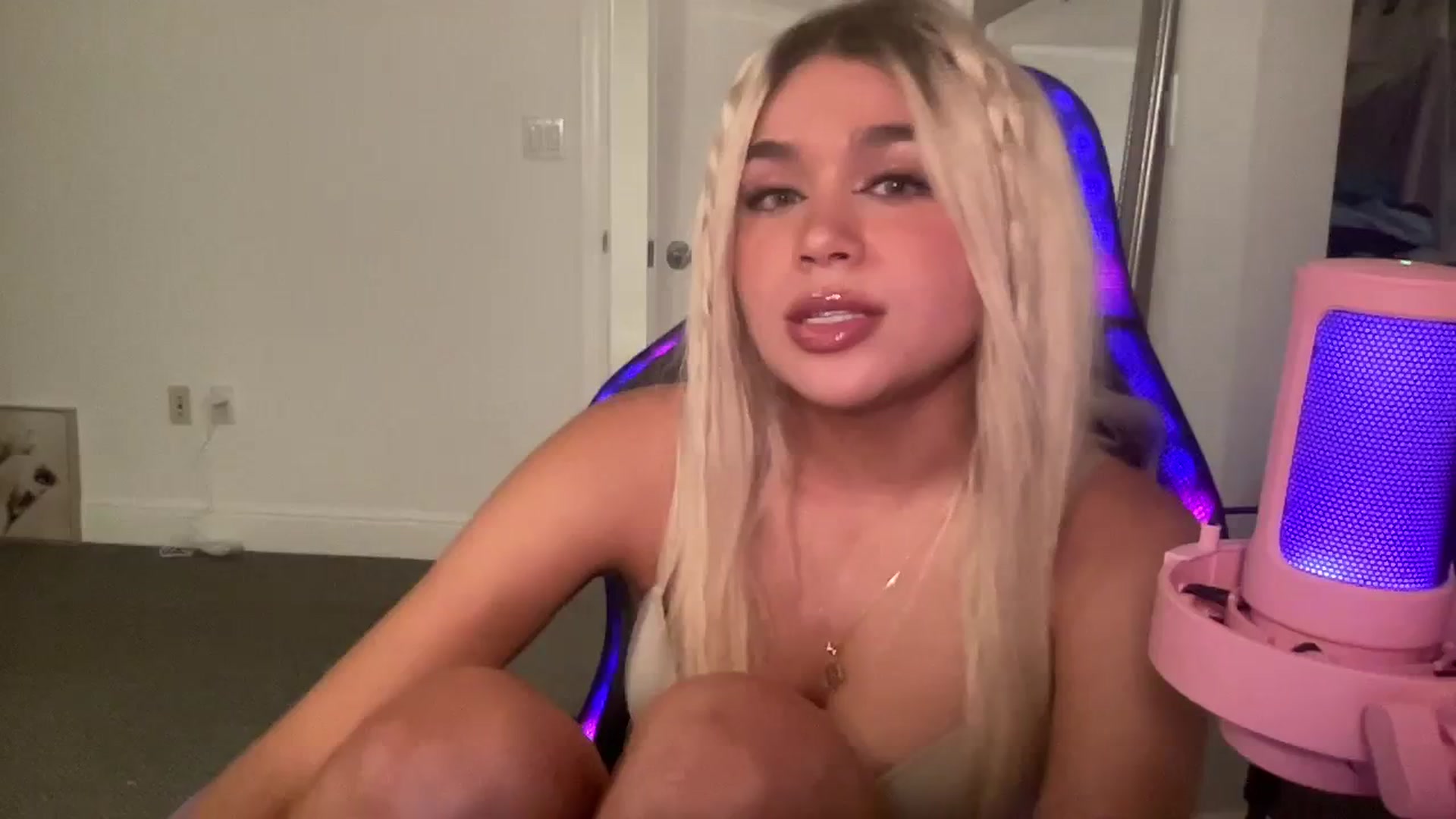 Gallery image thumbnail from sincerelypeny's myfreecams stream on, 08/29/2023, 07:25 image 13 of 20