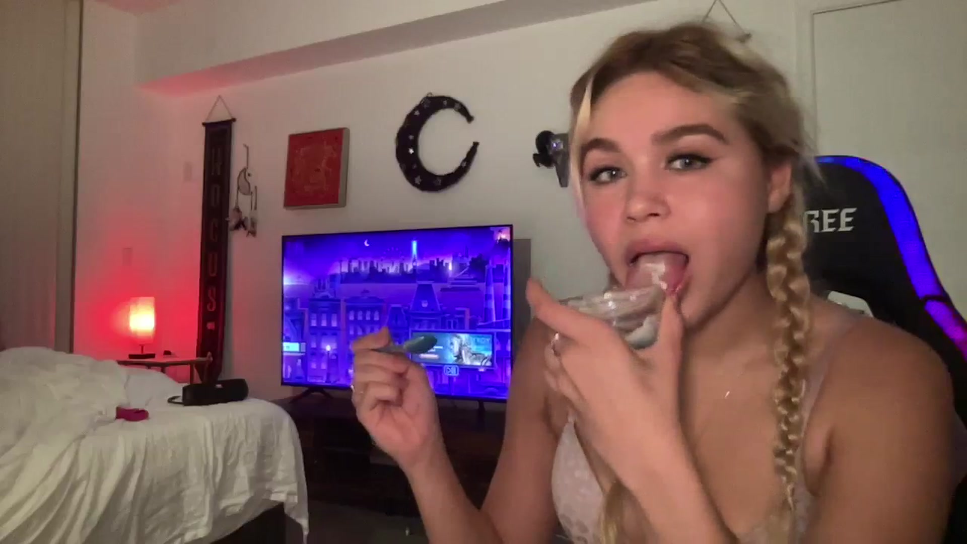 Gallery image thumbnail from sincerelypeny's myfreecams stream on, 09/13/2023, 24:53 image 11 of 20