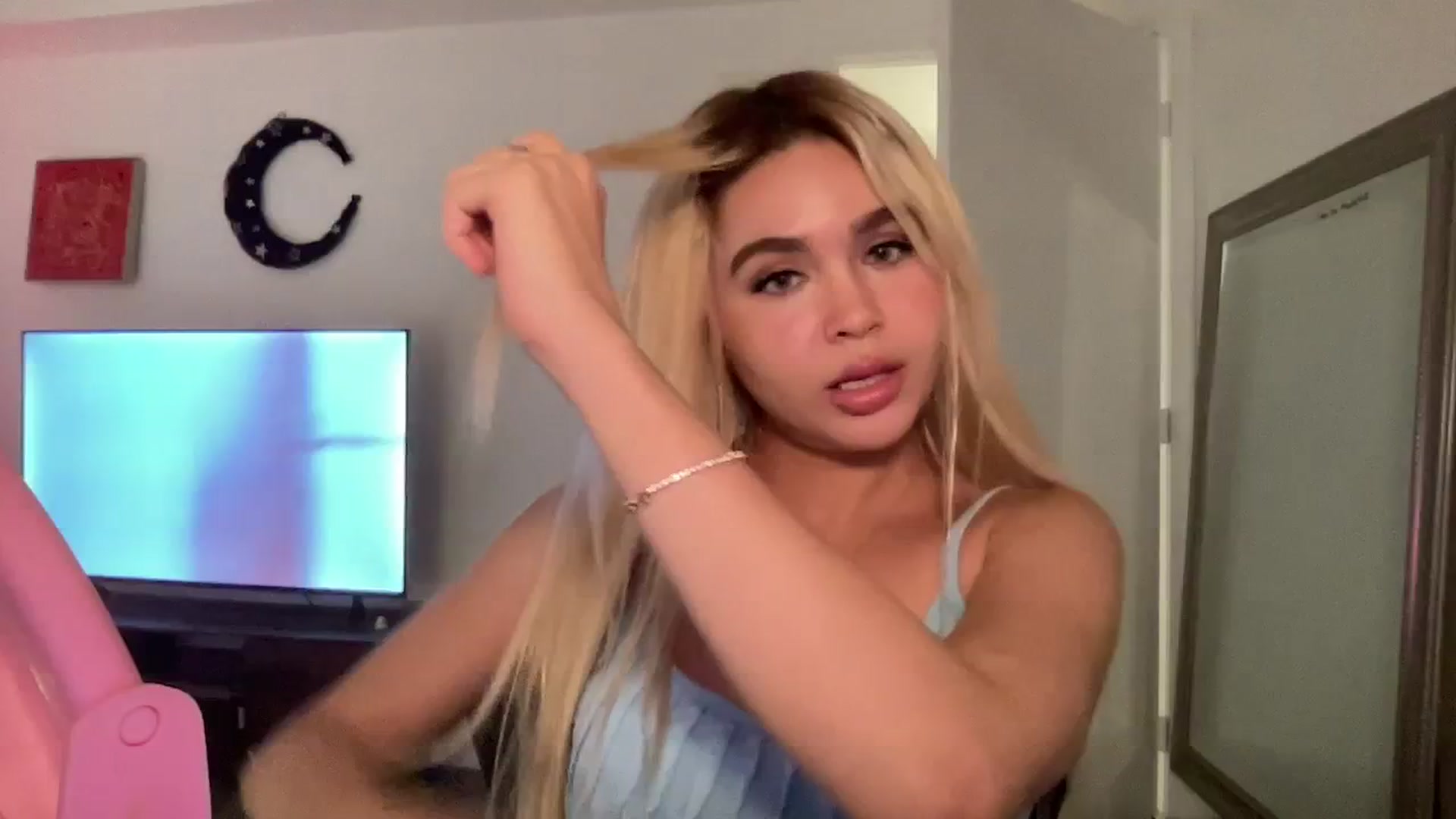 Gallery image thumbnail from sincerelypeny's myfreecams stream on, 09/19/2023, 23:43 image 6 of 20