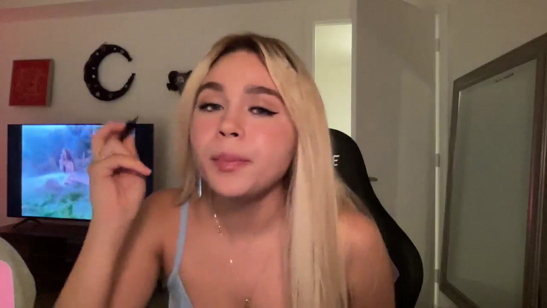 Gallery image thumbnail from sincerelypeny's myfreecams stream on, 09/19/2023, 23:43 image 9 of 20