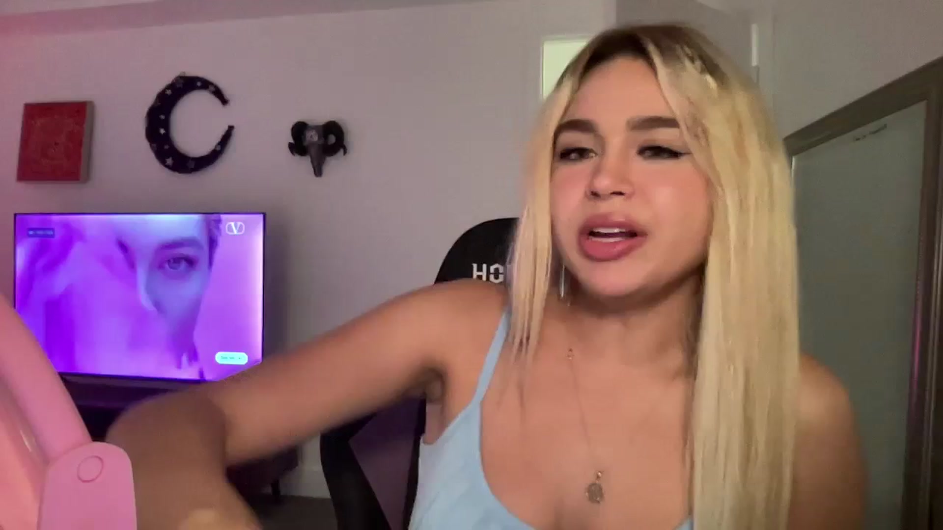 Gallery image thumbnail from sincerelypeny's myfreecams stream on, 09/19/2023, 23:43 image 3 of 20