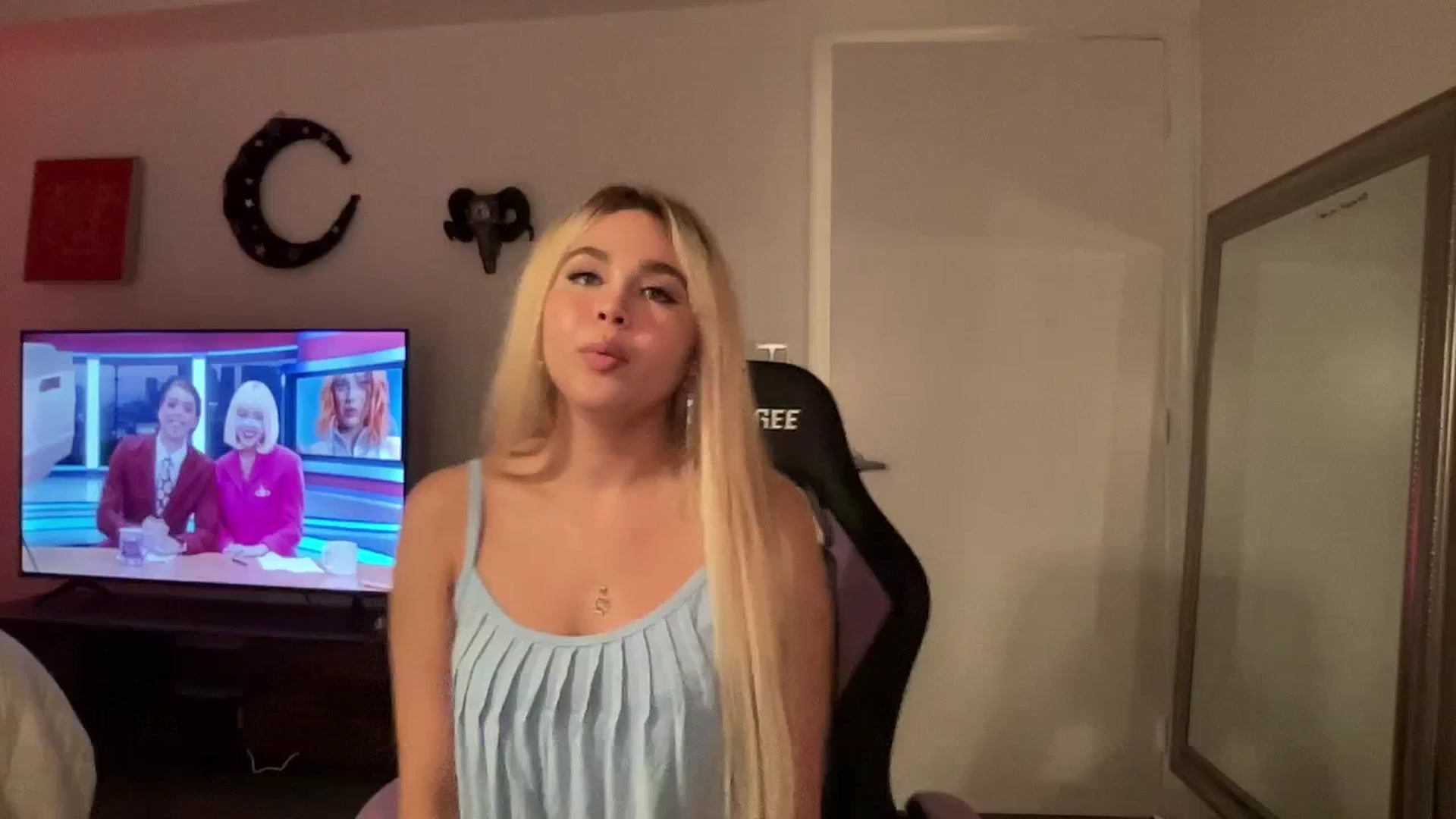 Gallery image thumbnail from sincerelypeny's myfreecams stream on, 09/19/2023, 23:43 image 15 of 20