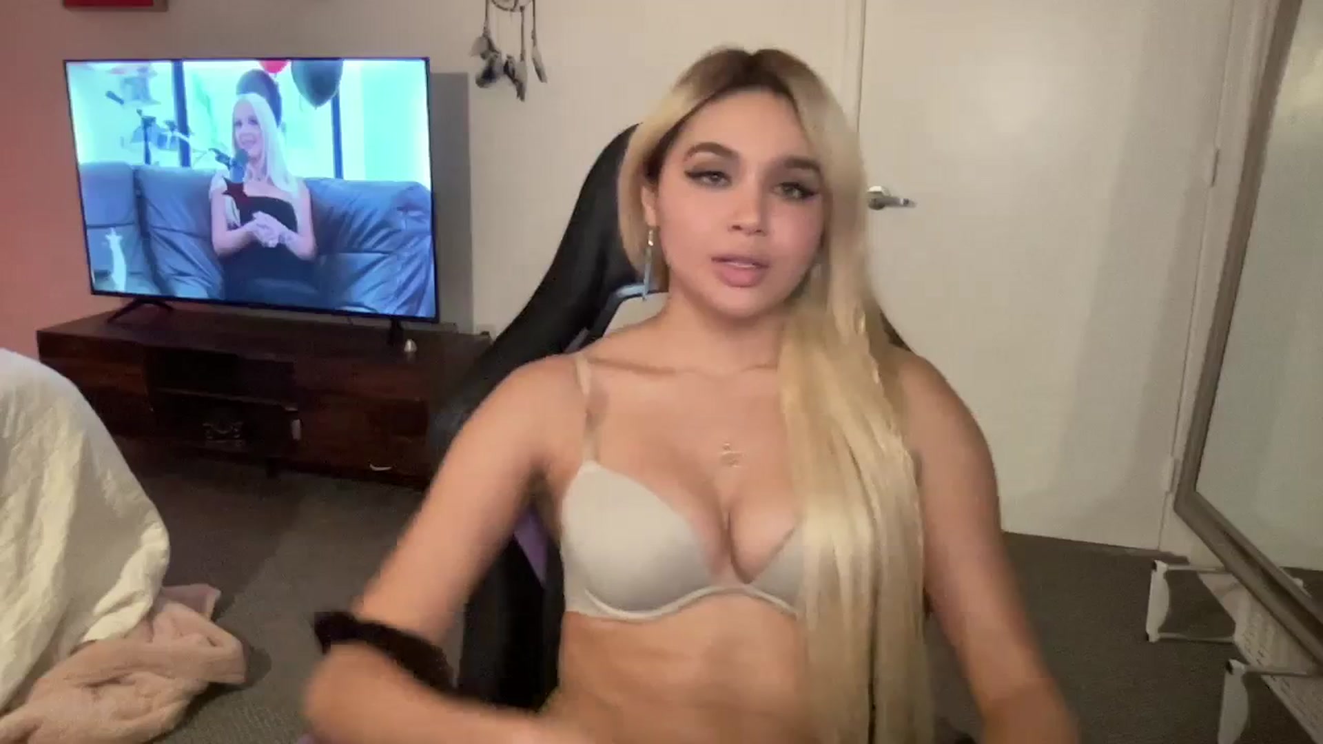 Gallery image thumbnail from sincerelypeny's myfreecams stream on, 09/27/2023, 02:16 image 3 of 20
