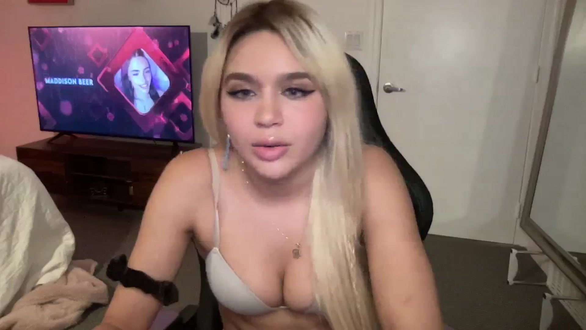 Gallery image thumbnail from sincerelypeny's myfreecams stream on, 09/27/2023, 02:16 image 5 of 20
