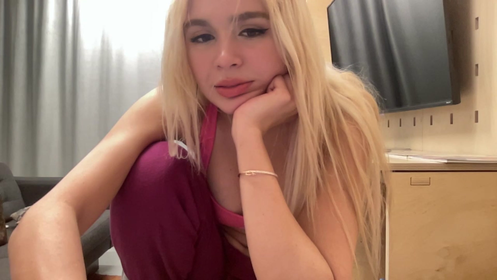 Gallery image thumbnail from sincerelypeny's myfreecams stream on, 01/04/2024, 24:15 image 18 of 20