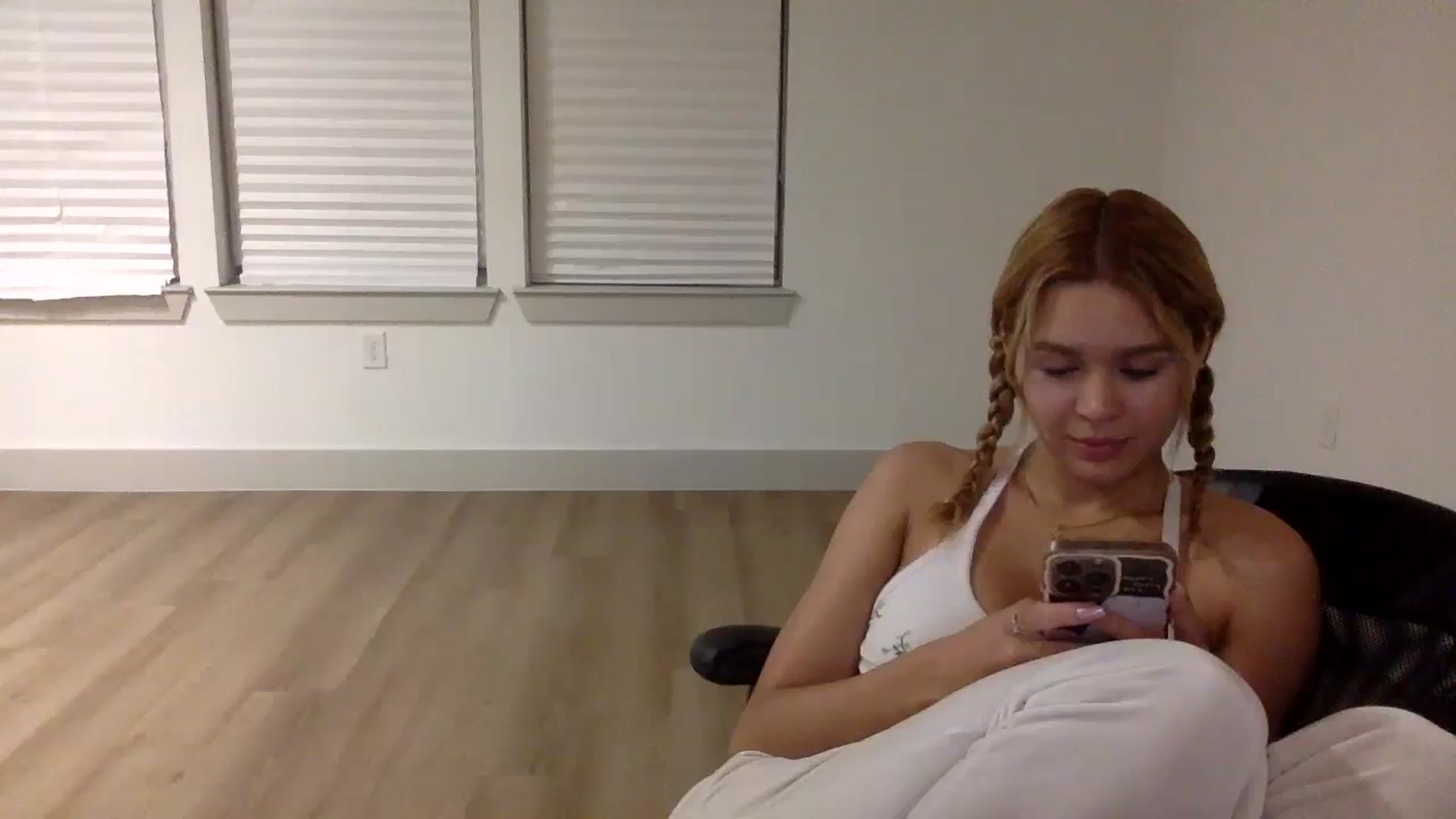 Gallery image thumbnail from sincerelypeny's myfreecams stream on, 08/25/2025, 02:48 image 4 of 20