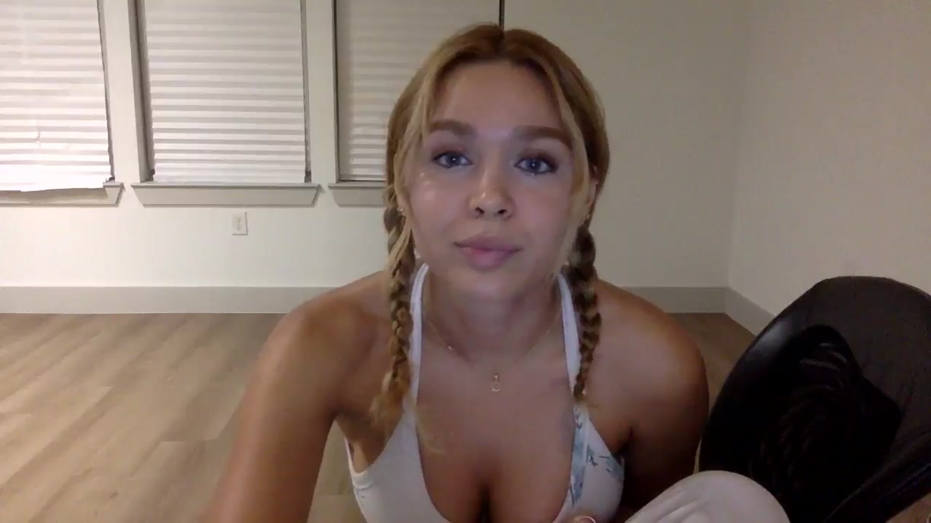 Gallery image thumbnail from sincerelypeny's myfreecams stream on, 08/25/2025, 02:48 image 15 of 20