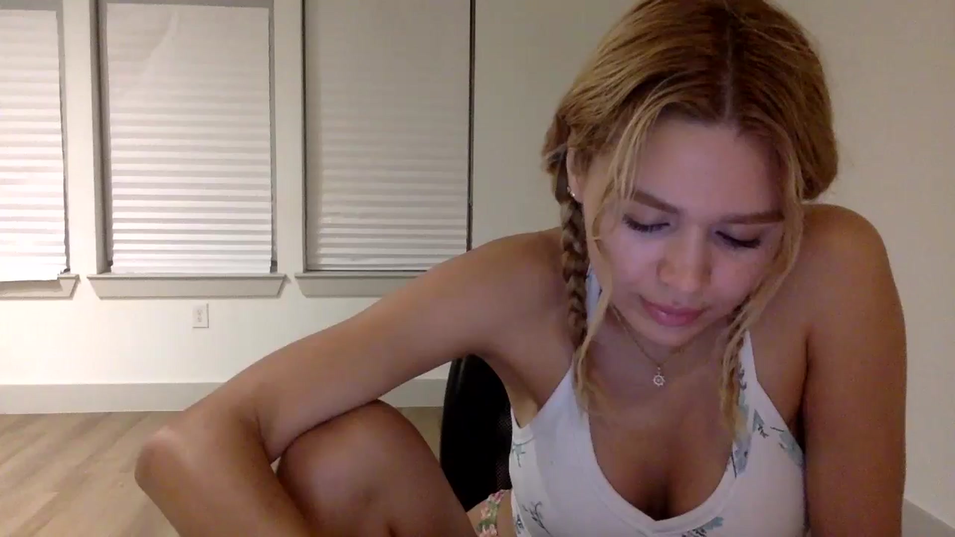 Gallery image thumbnail from sincerelypeny's myfreecams stream on, 08/25/2025, 03:55 image 16 of 20