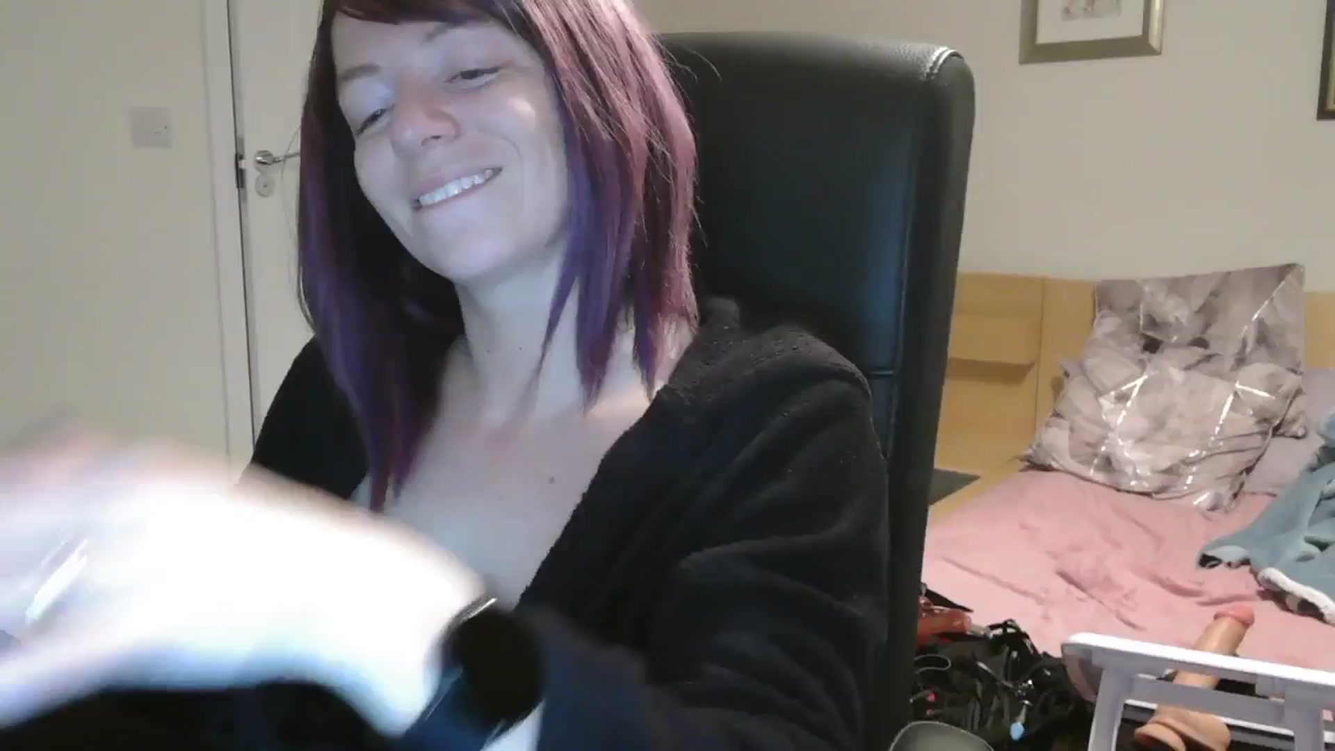 Gallery image thumbnail from size2shoes's myfreecams stream on, 10/25/2024, 02:08 image 14 of 20