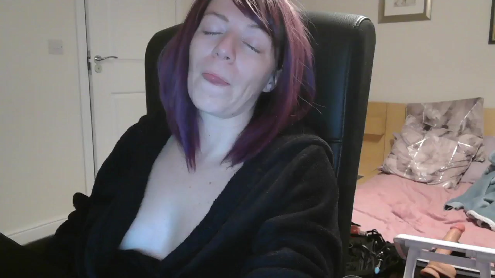 Gallery image thumbnail from size2shoes's myfreecams stream on, 10/25/2024, 02:08 image 16 of 20