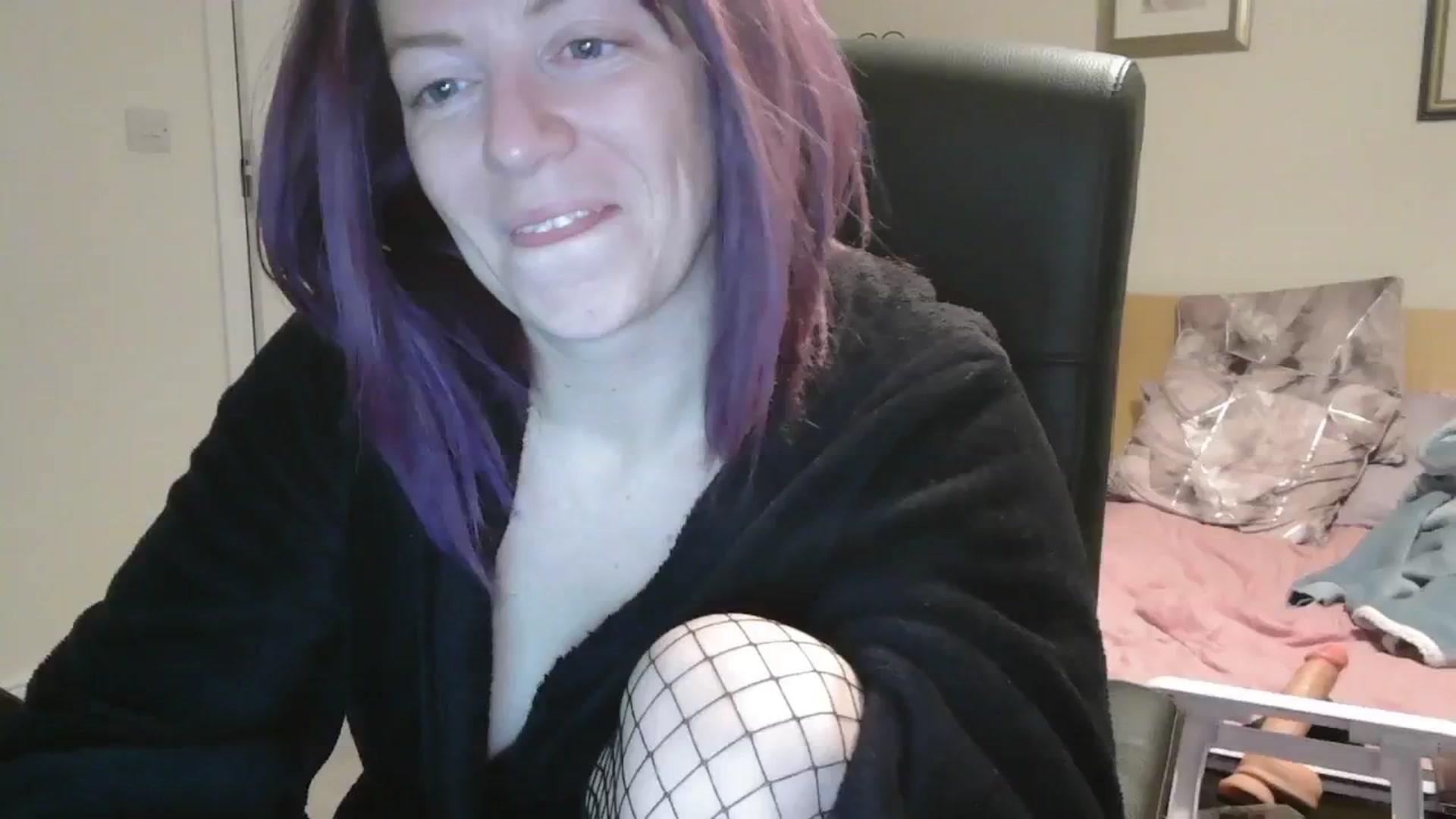 Gallery image thumbnail from size2shoes's myfreecams stream on, 10/25/2024, 02:08 image 13 of 20