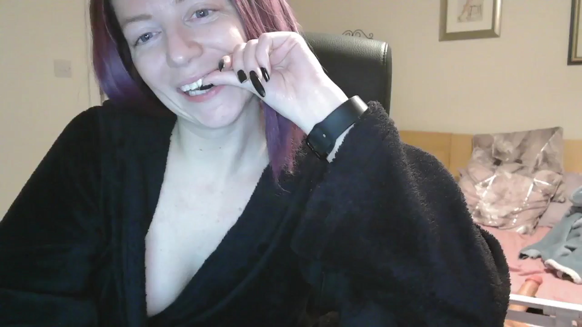 Gallery image thumbnail from size2shoes's myfreecams stream on, 10/25/2024, 02:08 image 6 of 20