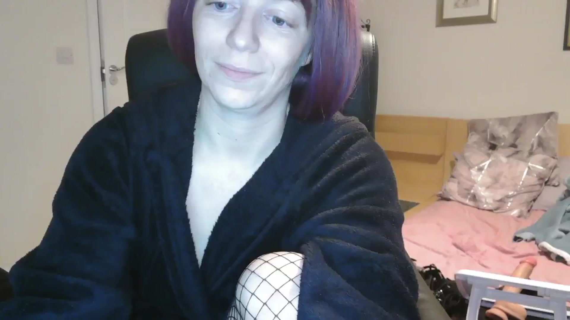 Gallery image thumbnail from size2shoes's myfreecams stream on, 10/25/2024, 02:08 image 3 of 20