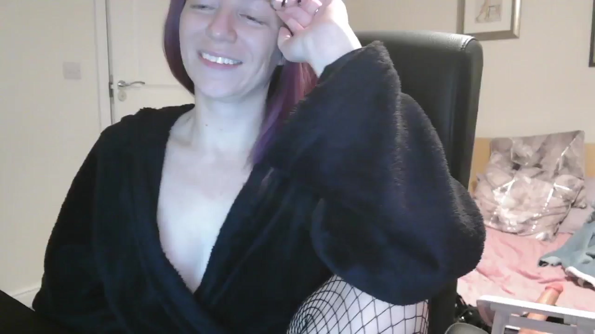 Gallery image thumbnail from size2shoes's myfreecams stream on, 10/25/2024, 02:08 image 9 of 20
