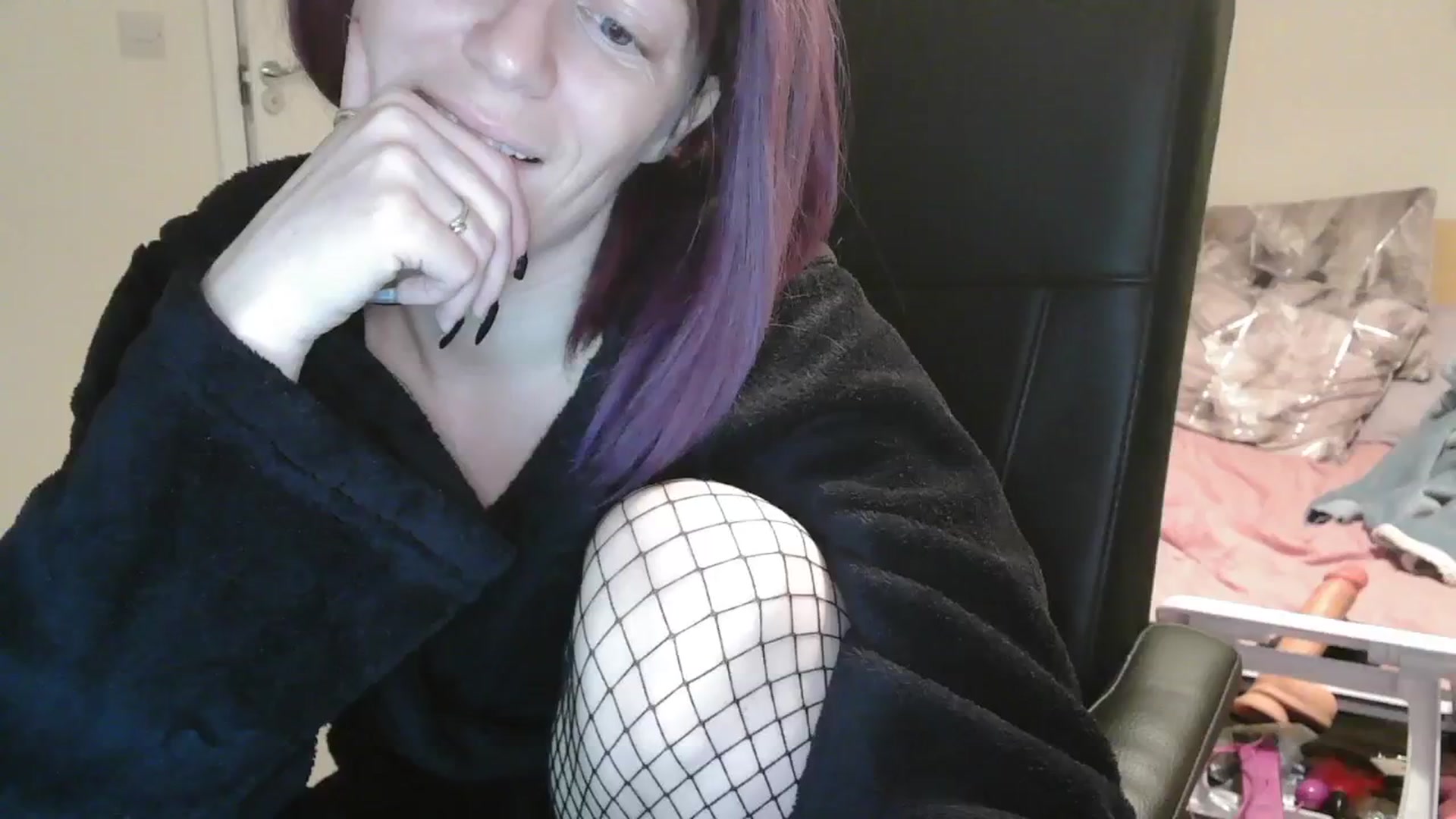 Gallery image thumbnail from size2shoes's myfreecams stream on, 10/25/2024, 02:08 image 5 of 20
