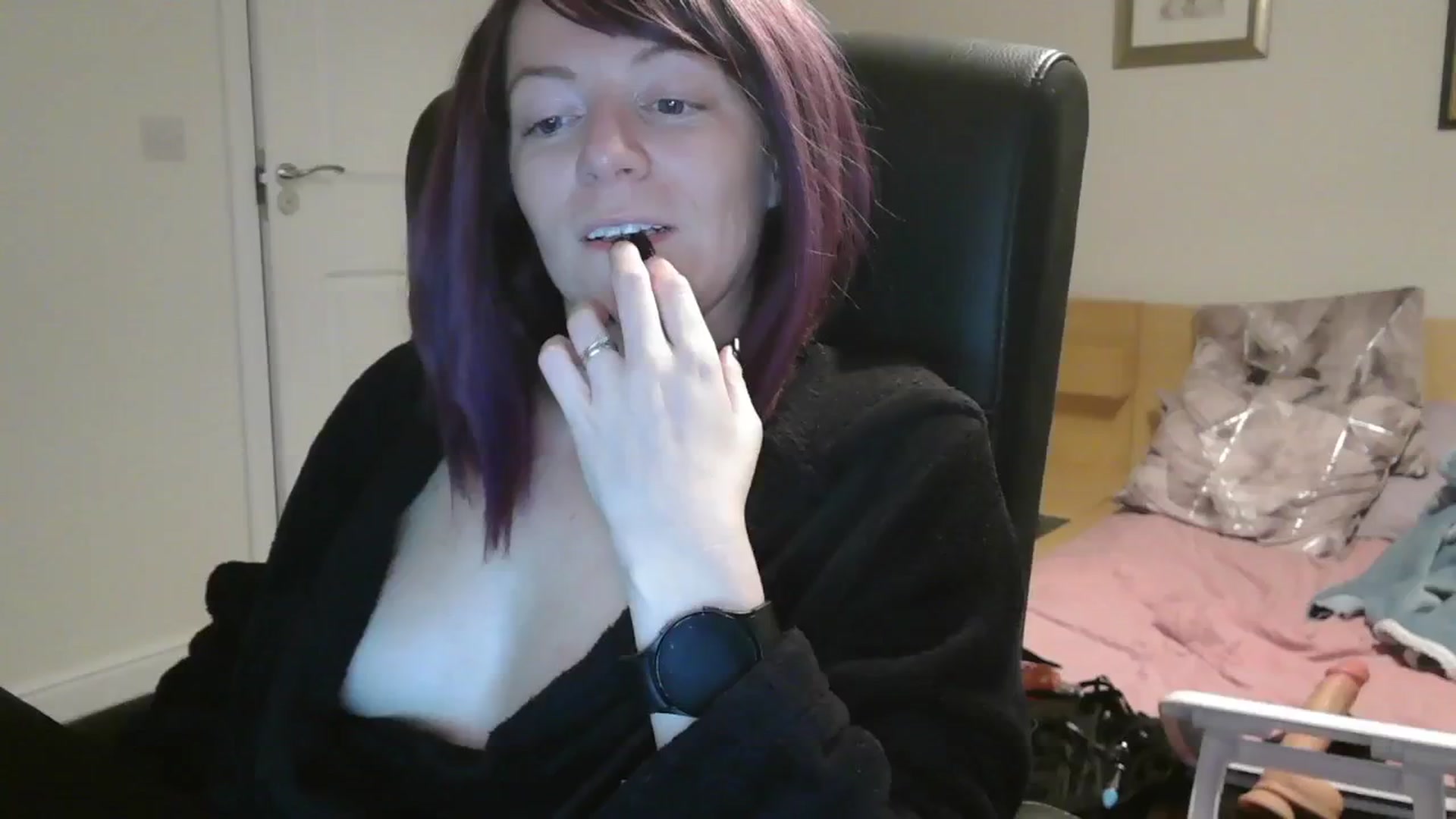 Gallery image thumbnail from size2shoes's myfreecams stream on, 10/25/2024, 02:08 image 15 of 20