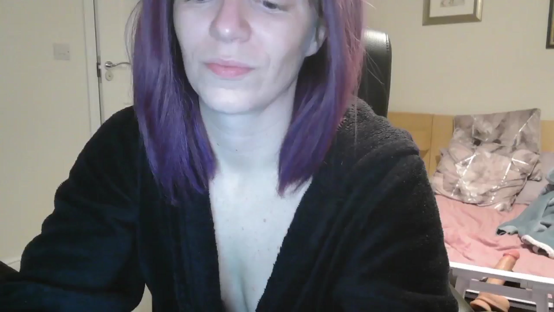 Gallery image thumbnail from size2shoes's myfreecams stream on, 10/25/2024, 02:08 image 19 of 20