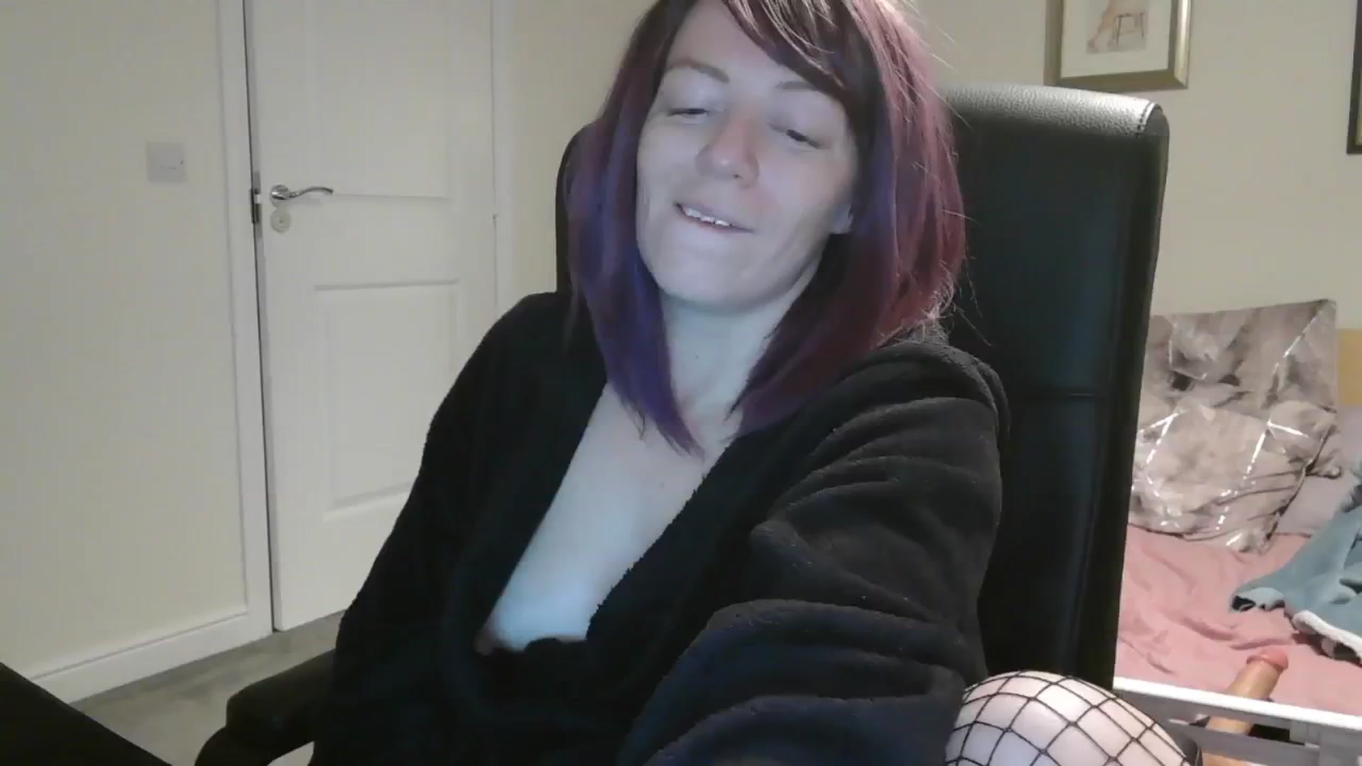 Gallery image thumbnail from size2shoes's myfreecams stream on, 10/25/2024, 02:08 image 11 of 20
