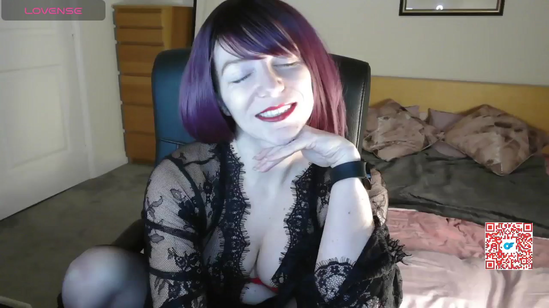 Gallery image thumbnail from size2shoes's myfreecams stream on, 12/02/2024, 16:15 image 17 of 20